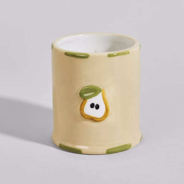 Vela perfumada de cerámica Maisons du Monde con aroma a pera crumble en colores blanco y beige