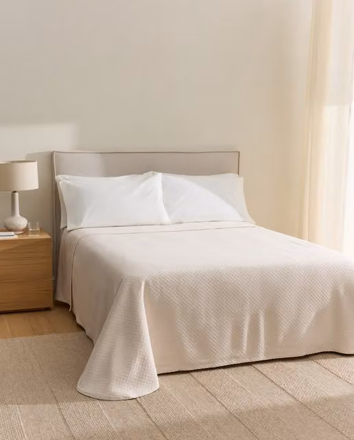 Colcha de algodón con diseño geométrico minimalista El Corte Inglés en azul y beige para adultos