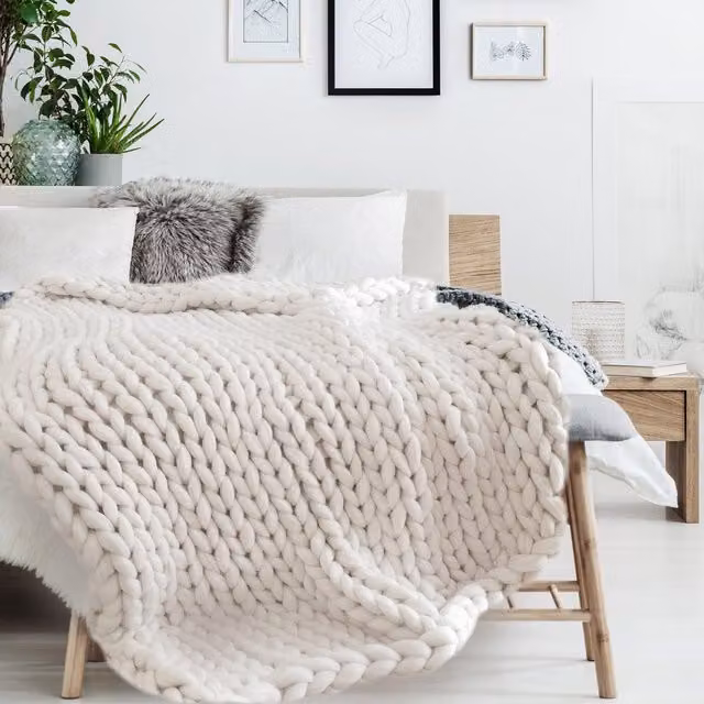 Manta de punto grueso estilo hygge The Home Deco Factory en color blanco o beige, An/P: 120 x 150 cm