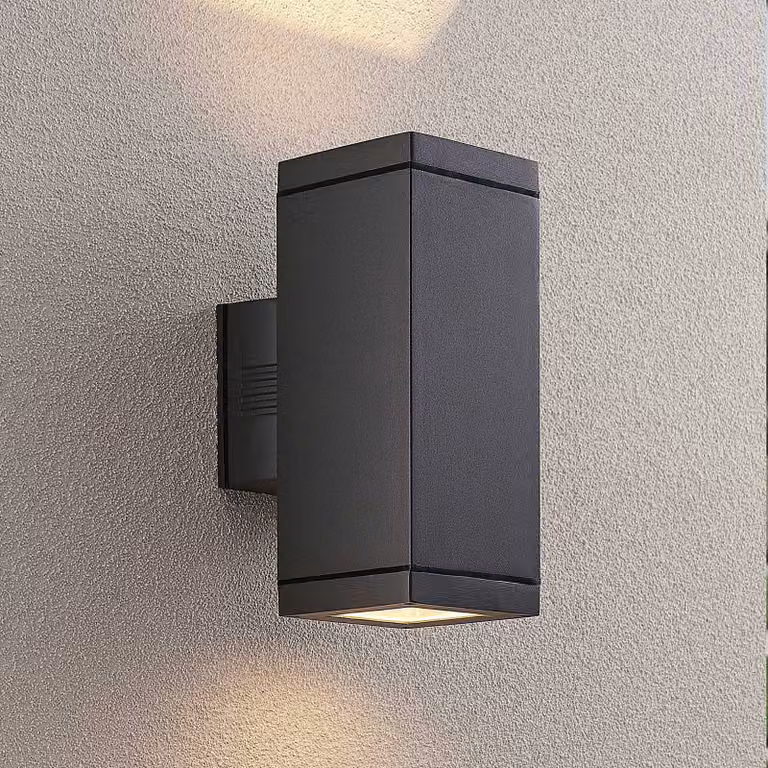 Aplique de pared exterior Stani de Lucande en aluminio y cristal gris, diseño moderno con iluminación up/down, regulable y con protección IP65