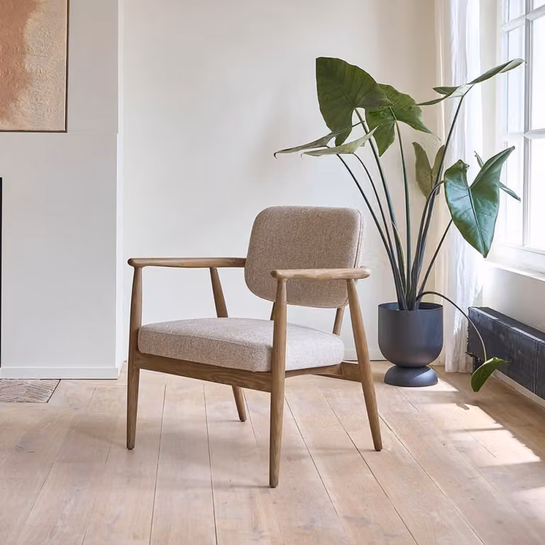 Sillón de estilo escandinavo BERAH GETAH con estructura de madera de roble y tejido beige de tipo tub con reposabrazos An/P/Al: 78 x 45 x 66 cm