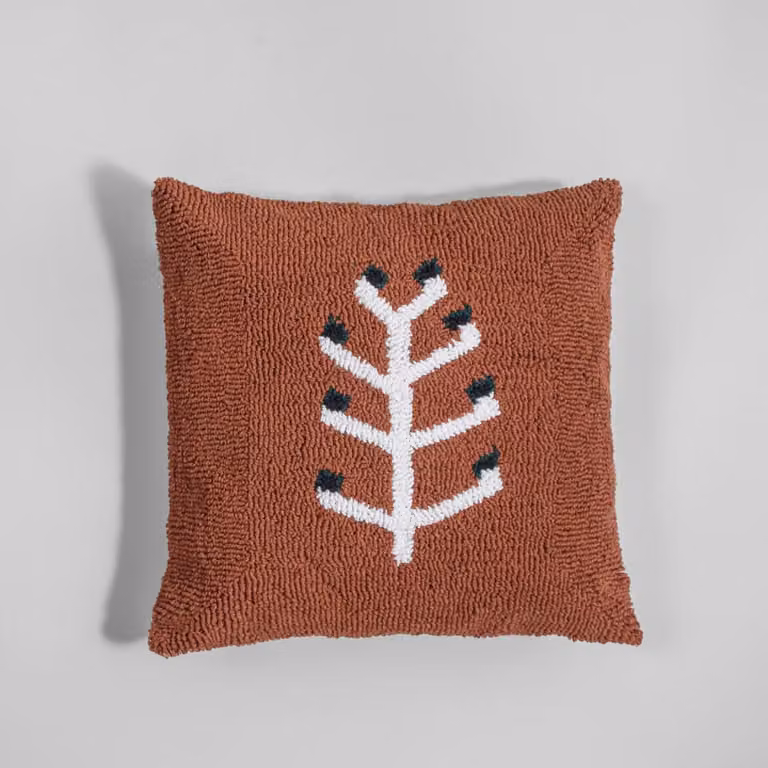 Funda de cojín de borreguillo Maison du Monde con bordado floral en color terracota, blanco y negro, An/An/Al: 40 x 40 x 40 cm