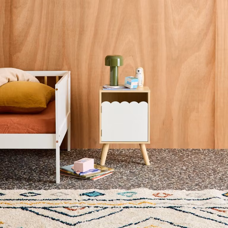 Mesita de noche infantil Sweeek de estilo escandinavo con patas de madera de pino y 1 puerta en color blanco
