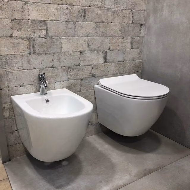 Conjunto de dos sanitarios suspendidos LANERI en cerámica blanca con tecnología rimless, diseño de línea redonda y tapa con cierre suave, An/P/Al: 36,5 x 36,5 x 36,5 cm