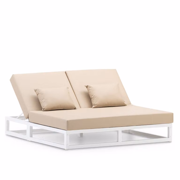 Cama balinesa doble Defora Home en color blanco con cojines beige y estructura de aluminio para exterior