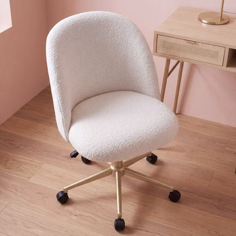 Silla de escritorio infantil giratoria Maisons du Monde en tejido bouclé blanco y detalles dorados