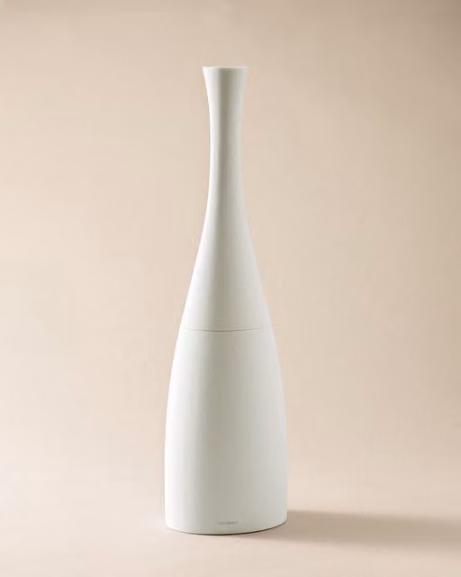 Escobillero de suelo Cosmic de la colección Saku con escobilla, fabricado en plástico y resina, disponible en blanco, beige o transparente