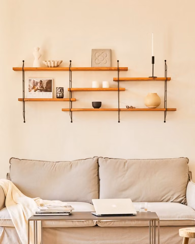 Estantería de pared Hannun de madera de pino y metal en color marrón y negro de estilo escandinavo