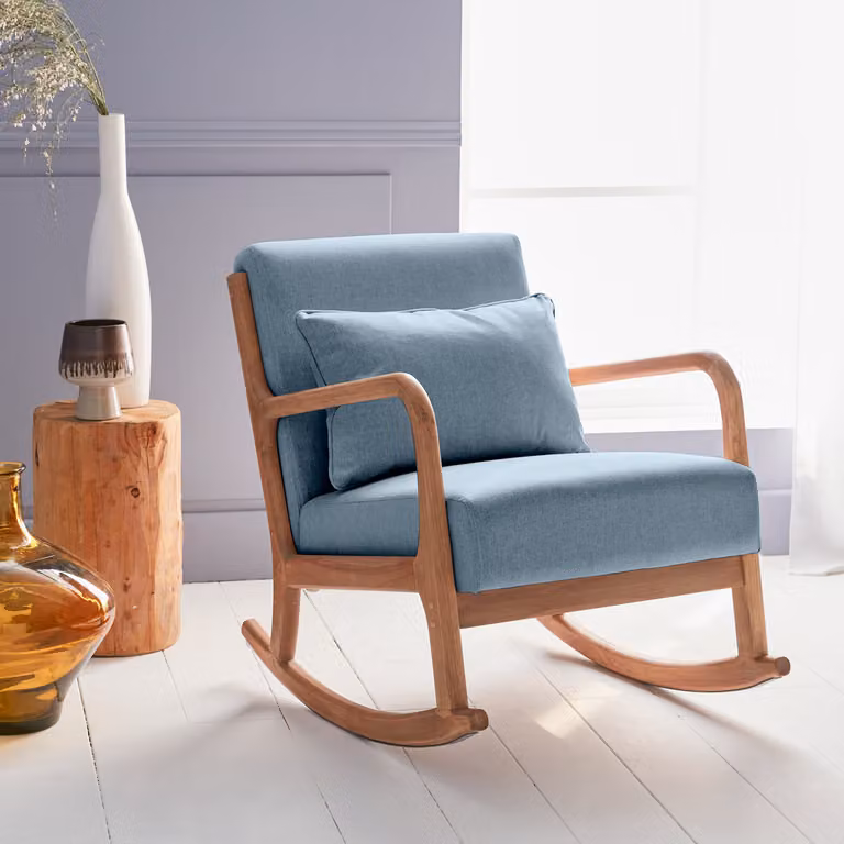 Mecedora giratoria SWEEEK de estilo escandinavo en azul con estructura de madera maciza y tela, An/P/Al: 65 x 79 x 80 cm