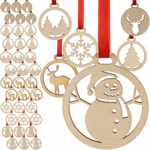 Set de 36 adornos navideños de madera NORTHIX en colores marrón, beige y multicolor con diseños de muñeco de nieve y estilo rústico
