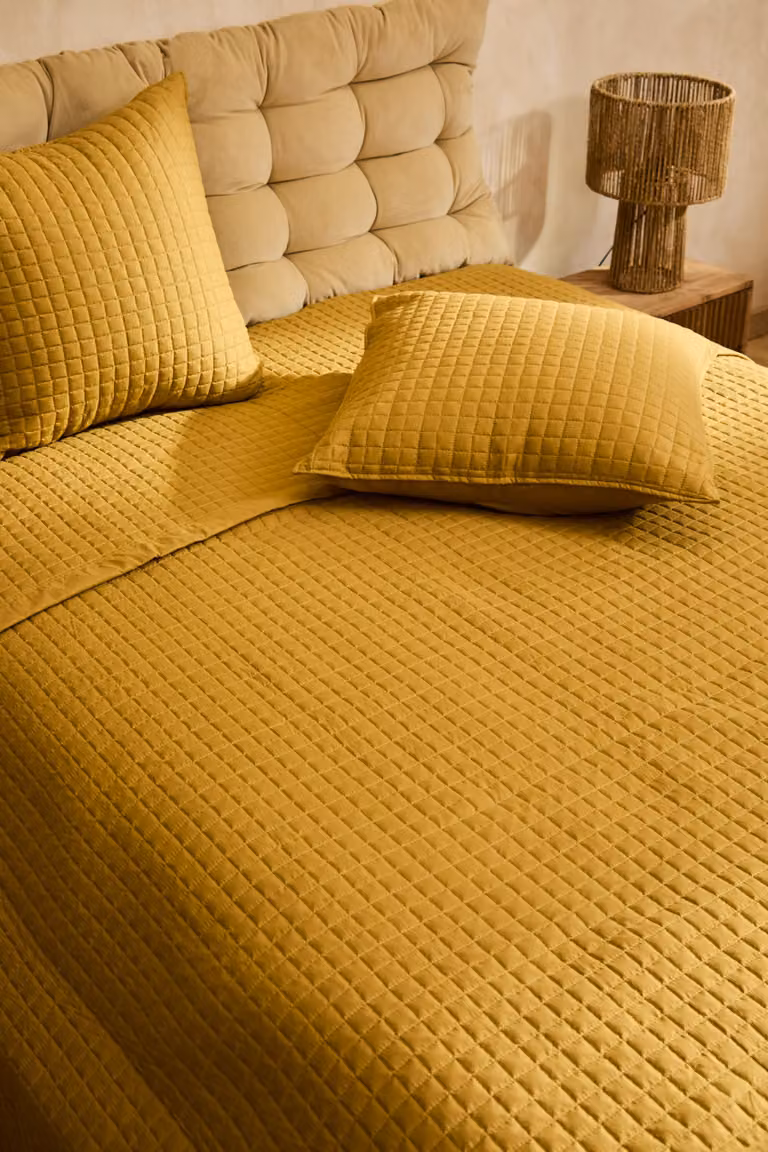 Colcha acolchada con diseño geométrico Calma House en color amarillo de microfibra, An/P: 240 x 260 cm