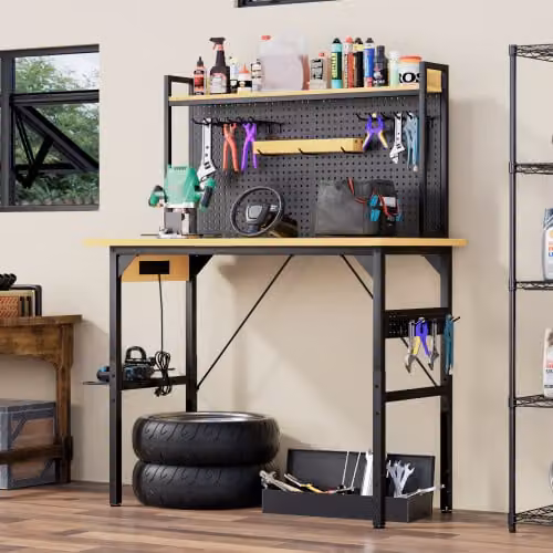 Banco de trabajo regulable en altura OKWISH con panel perforado, ruedas y enchufes AC/USB, capacidad de carga 700 kg, An: 120 cm, Al: 155,5 cm, color negro y madera