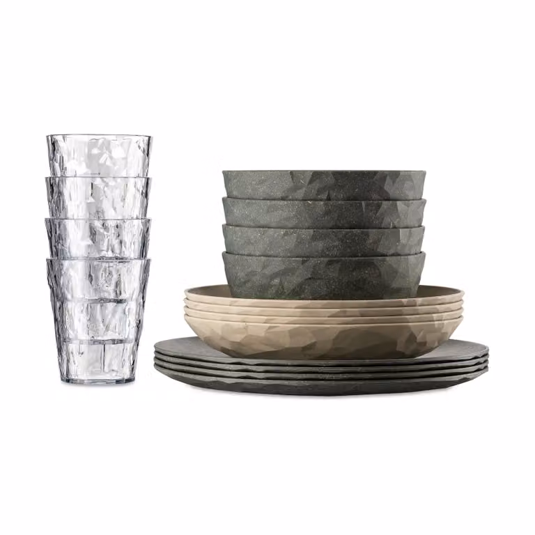 Set de vajilla Koziol Club Göteborg de 16 piezas en gris ceniza natural, fabricado en plástico biocircular apilable y apto para lavavajillas