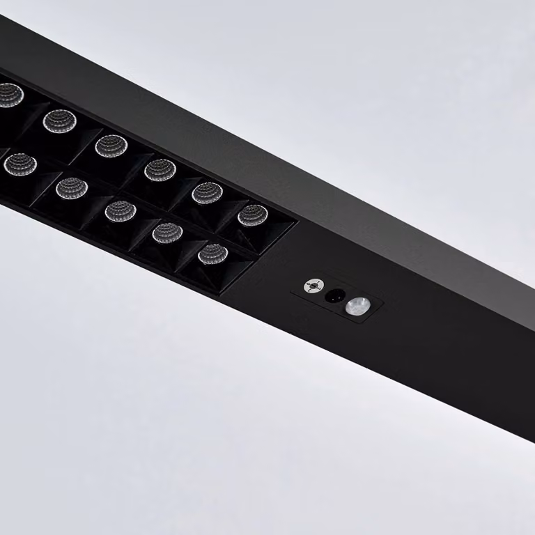 Lámpara de pie de arco Arcchio en negro con tecnología LED atenuable y sensor de movimiento para hogar u oficina