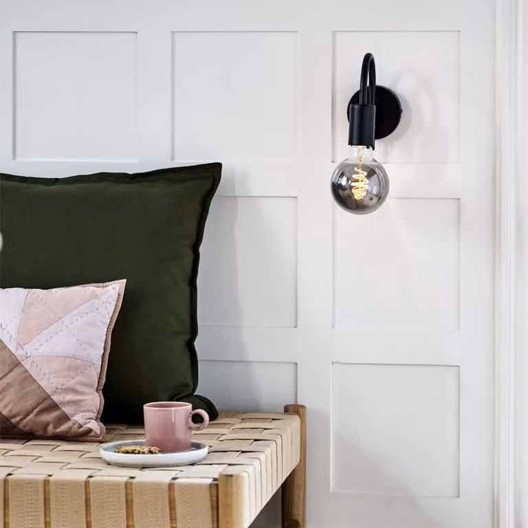 Aplique de pared Nordlux en metal negro con pantalla de cristal transparente y cable para pasillos