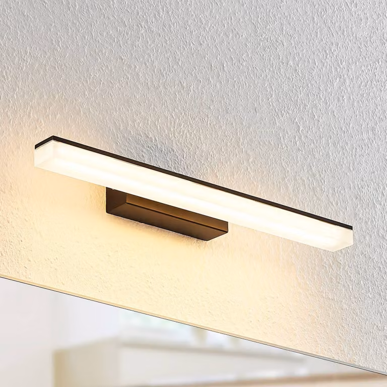 Aplique de pared LED Lucande Lisana para cuarto de baño, diseño moderno en metal negro con luz blanca cálida e IP44