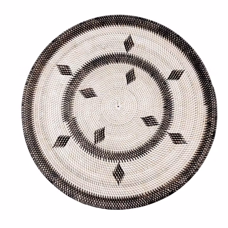 Plato decorativo redondo de ratán NATYAL en blanco y negro de 70 cm para colgar en la pared