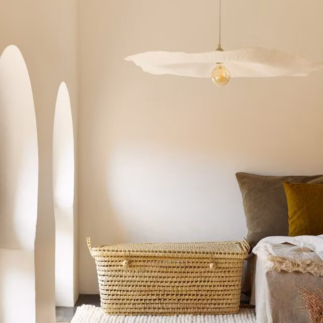 Pantalla de papel maché OPJET estilo boho orgánico en color blanco