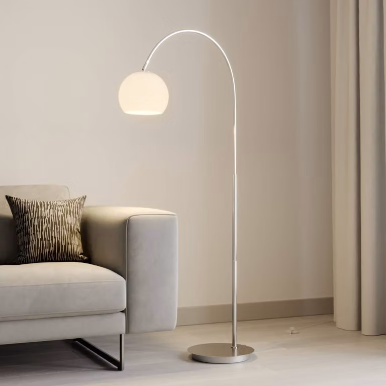 Lámpara de pie de arco Cynthia de Lindby en aluminio y vidrio gris y plata para salón o comedor