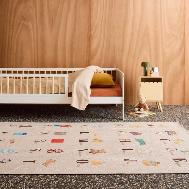 Alfombra infantil educativa con abecedario SWEEEK, color beige, An/P: 230 x 120 cm