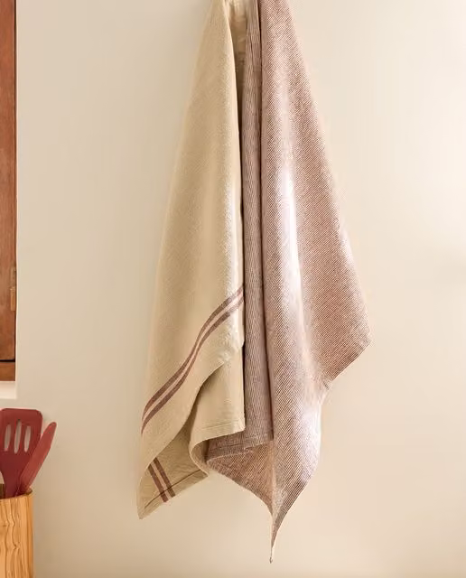 Set de 2 paños de sarga de algodón Norway de Room con diseño de rayas escandinavas en rojo y beige para adultos