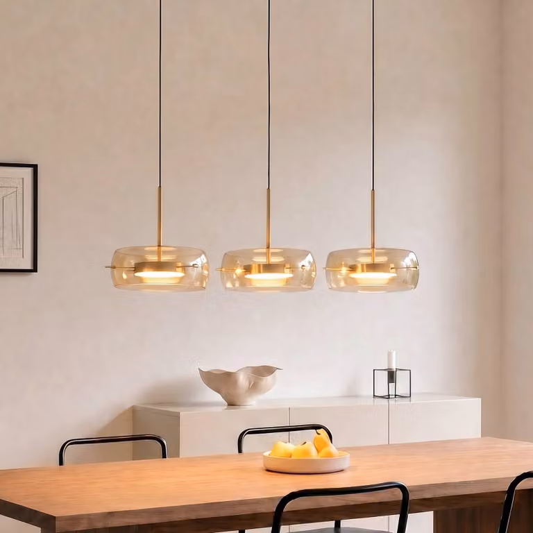 Lámpara colgante LED Martis Lucande de 3 luces, atenuable, con acabado en negro y dorado, ideal para salón o comedor, fabricada en metal y vidrio con luz blanca cálida
