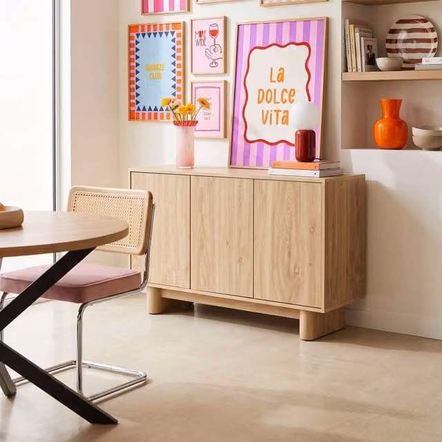 Aparador escandinavo OVIALA de 3 puertas en color beige y madera clara