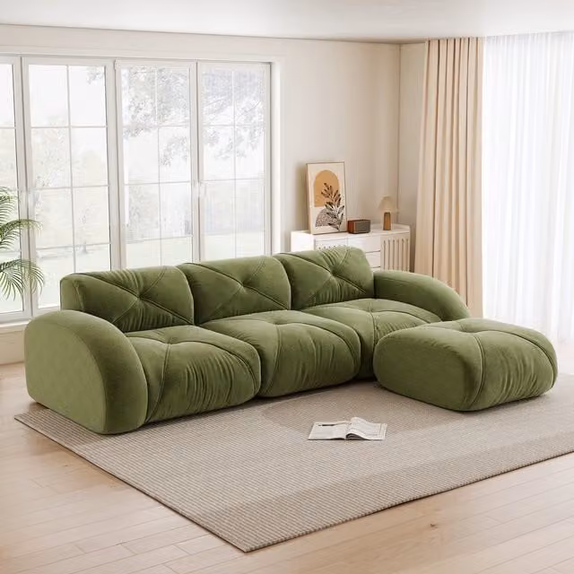 Sofá modular Kellany en forma de L con reposapiés, tapizado en chenilla color verde para tu salón