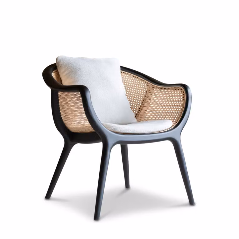 Sillón lounge moderno de mimbre y fresno macizo con tapizado boucle en color negro y reposabrazos
