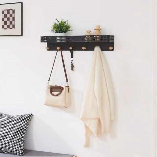 Perchero de pared Jäller en.casa con 6 ganchos y estante de bambú, metal negro mate, An/P/Al: 60 x 14 x 12 cm
