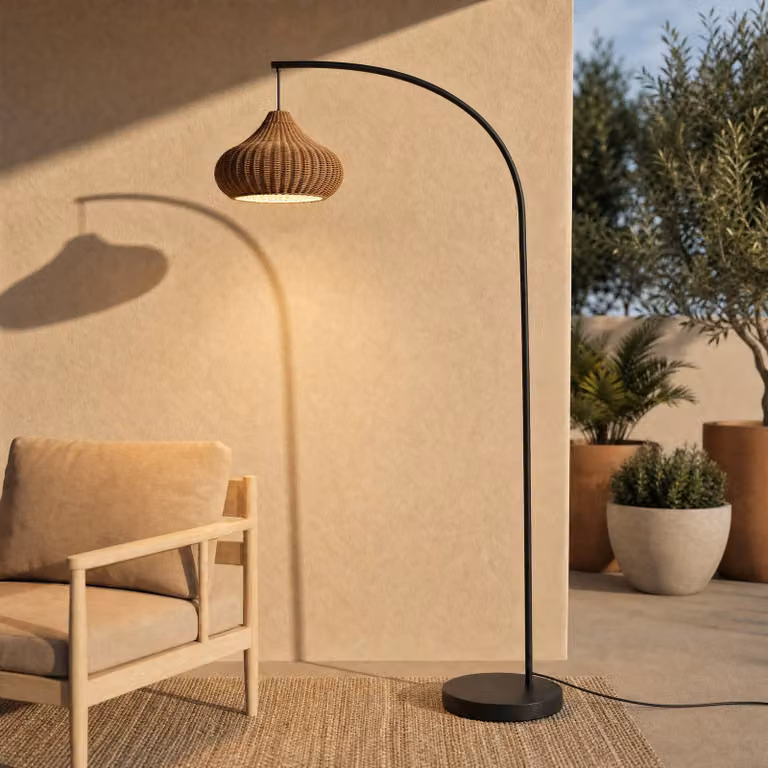 Lámpara de pie exterior Lucande Taniola en ratán y madera color beige con protección IP44, Altura: 195 cm
