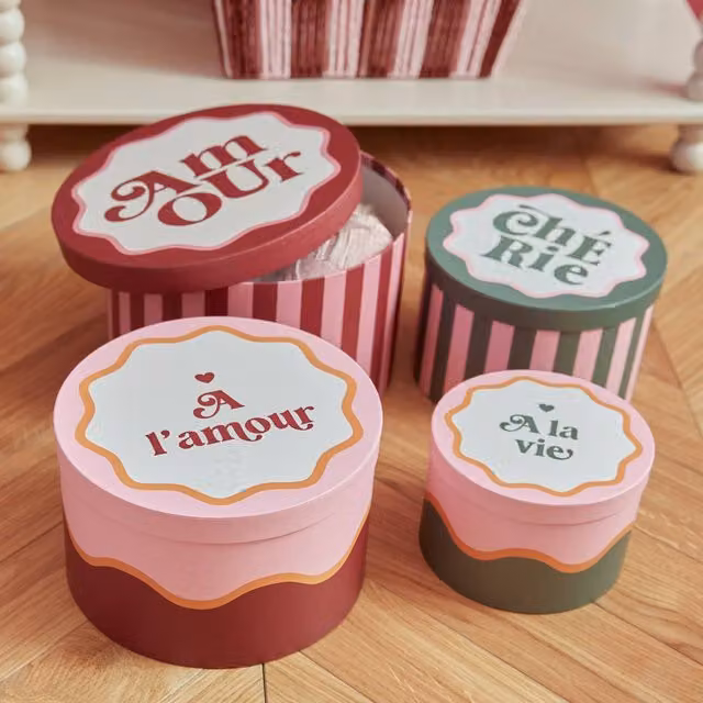 Lote de 4 cajas Cherie de Atmosphera en color rojo con tapa y apilables, An/P/Al: 25 x 25 x 15 cm