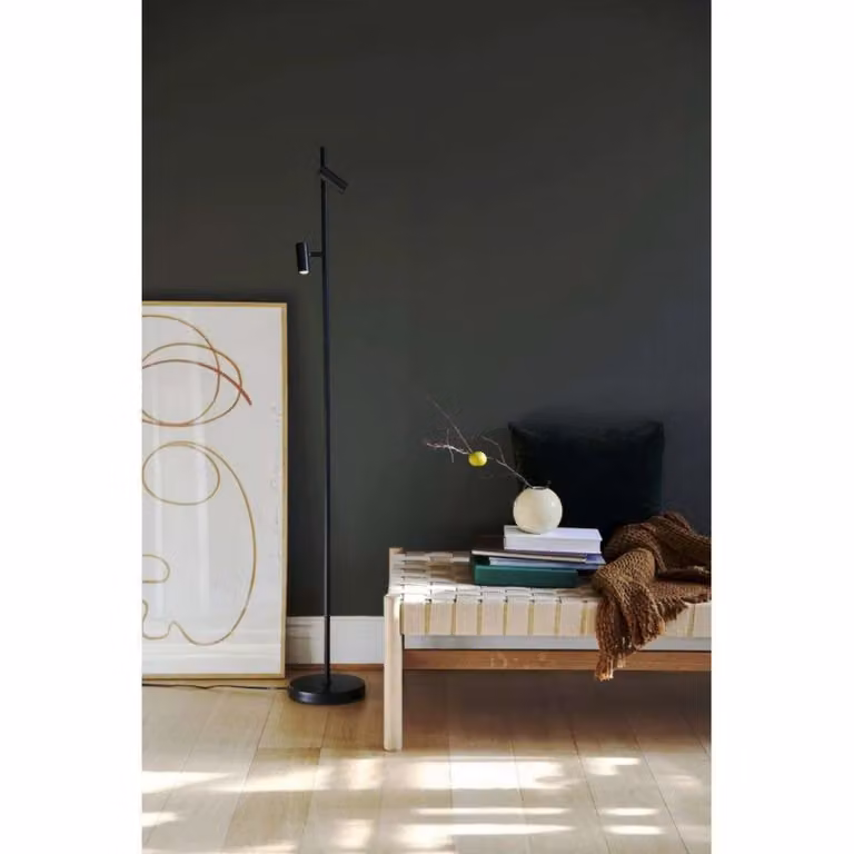 Lámpara de pie LED Omari de Nordlux en color negro, fabricada en metal con diseño escandinavo, regulable y dimmable para salón o dormitorio