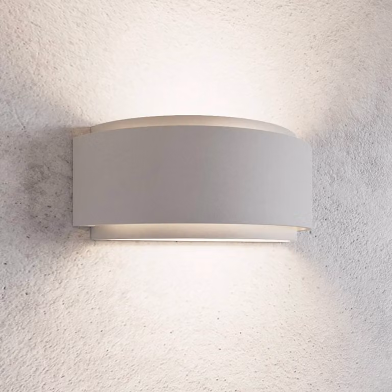 Aplique de pared Cassian de Lindby en color blanco, diseño moderno con acabado en cerámica y escayola, regulable para dormitorio