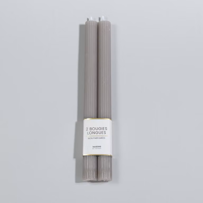 Set de 2 velas largas estriadas Maisons du Monde en color gris y marrón