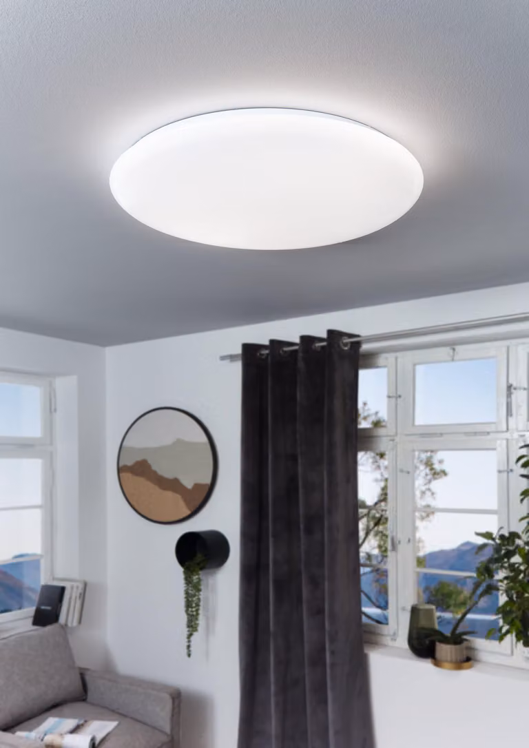 Lámpara de techo Eglo Giron en color blanco con tecnología LED regulable y mando a distancia