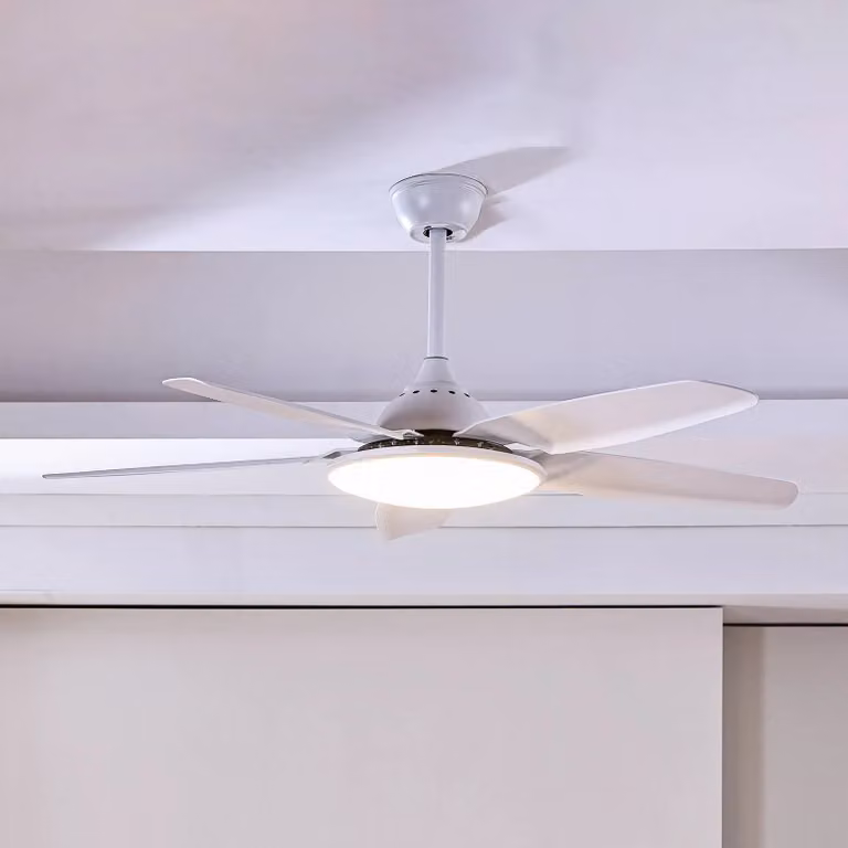 Ventilador de techo LED Lucande Divian en color blanco, diseño moderno con control remoto y temporizador para salón o comedor