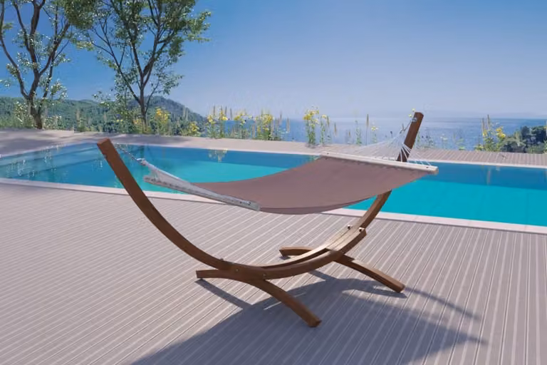 Hamaca con soporte Concept-Usine de madera de alerce europea y tejido Lagoa marrón chocolate con protección UV e impermeable
