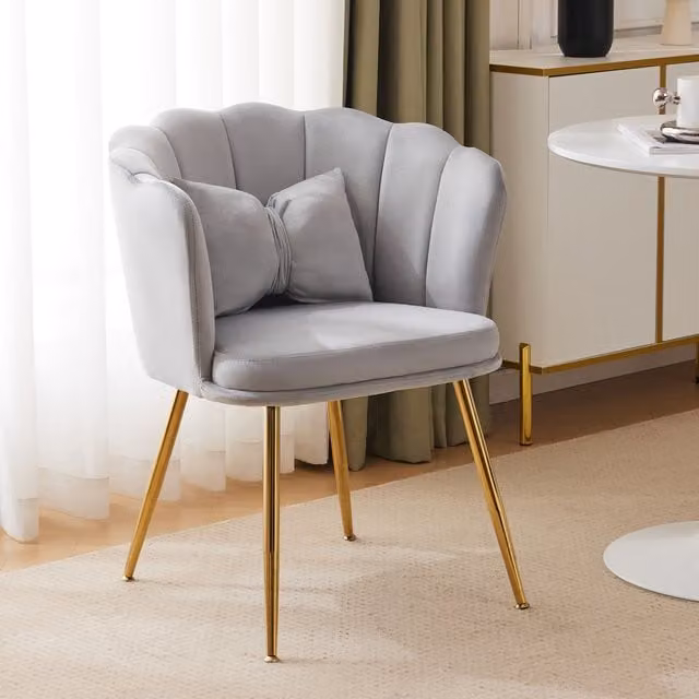 Sillón Moderno Tipo Bañera KELLANY Tapizado en Terciopelo Gris con Patas de Metal Dorado y Respaldo de Pétalos para Salón o Dormitorio