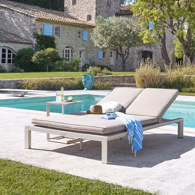 Tumbona doble reclinable Hesperide Escape en color beige y clay con estructura de aluminio y tejido textilene para jardín