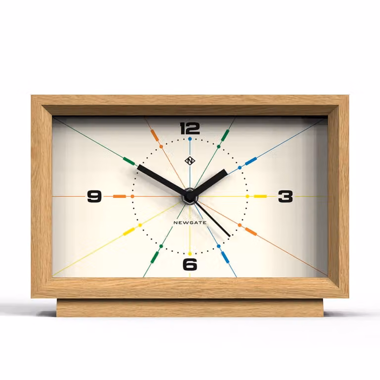 Reloj de mesa analógico Newgate con diseño moderno en madera y metal, color beige y marrón, con mecanismo silencioso