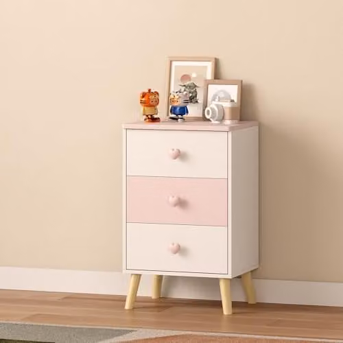Mesita de noche infantil Sandnes en.casa con 3 cajones y pomos de corazón, fabricada en MDF y pino, color blanco y rosa, An/P/Al: 62 x 38 x 30 cm