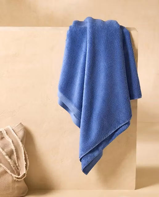 Toalla de playa Pool de El Corte Inglés en color azul para adultos, fabricada en algodón tipo rizo