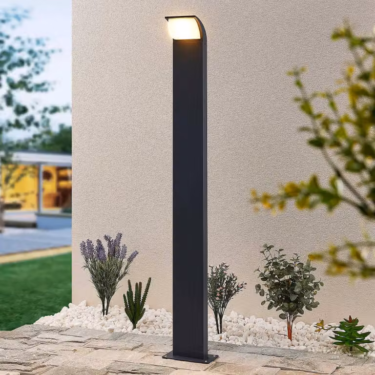 Baliza LED Tinna de Lucande para exterior en negro, diseño moderno de aluminio y plástico con iluminación cálida y protección IP65