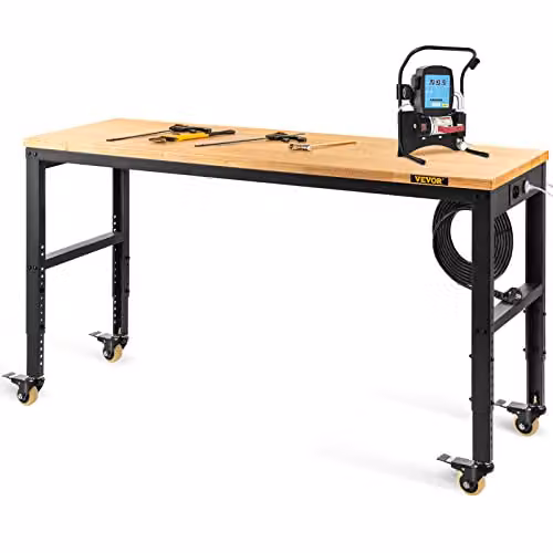 Banco de trabajo ajustable VEVOR con tablero de madera y estructura de acero, color negro y marrón, incluye regleta de enchufes y ruedas, capacidad de carga 720 kg, An: 122 cm, P: 51 cm, Al: 79-104 cm