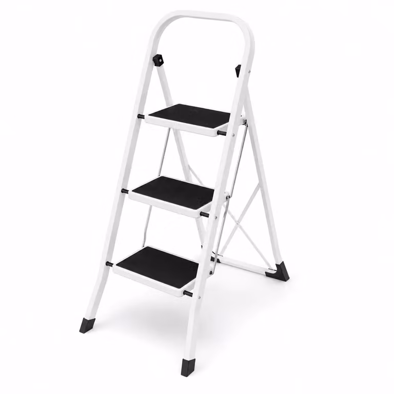 Escalera plegable de acero Lorvik de 3 peldaños en color blanco con superficie antideslizante y pies de goma