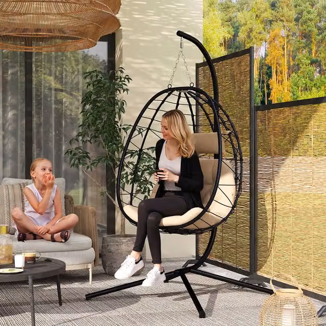 Silla colgante tipo huevo Outsunny en color beige con estructura de acero y cojines incluidos, An/P/Al: 98 x 95 x 198 cm