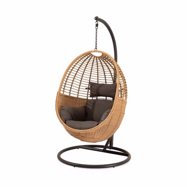 Sillón colgante tipo huevo Kai de Koketto Home para jardín y terraza con ratán sintético y cojines grises