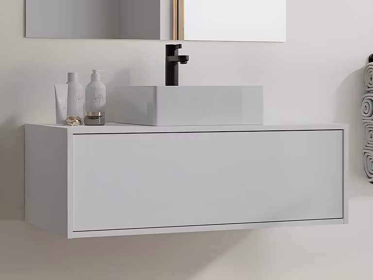 Mueble de baño suspendido Teana de color blanco con lavabo de cerámica y puertas batientes