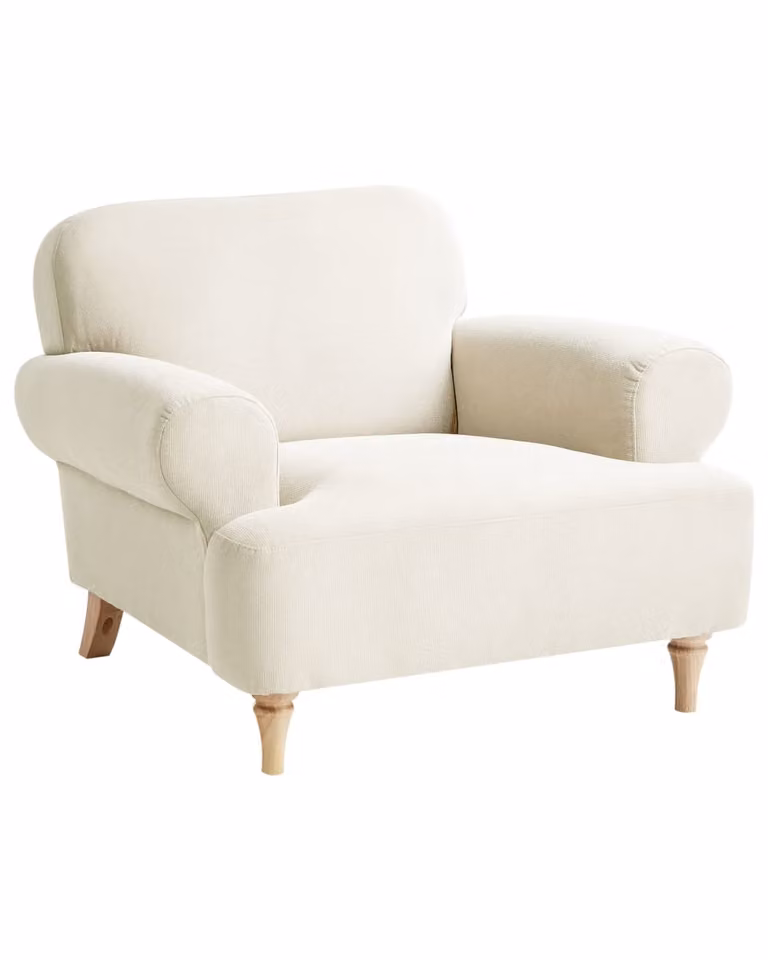 Sillón clásico Beliani de tela beige con reposabrazos y estructura de madera para salón